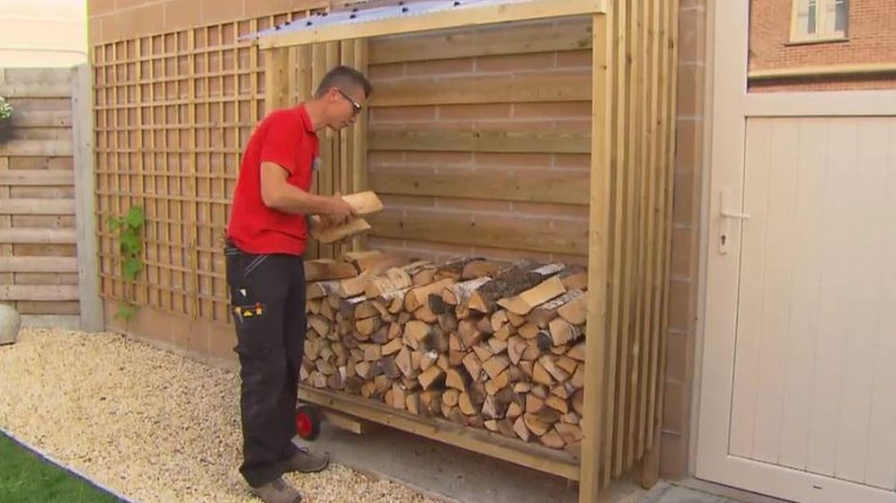 Roger stapelt hout om te verbranden