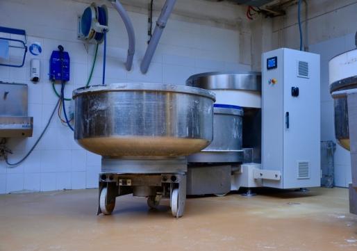 De vloer moest tegen zware mechanische belastingen bestand zijn. Er passeren ketels van 1.000 kilogram over, die rusten op drie nylon wielen