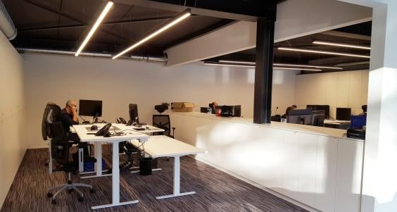 Het gebouw is volledig geautomatiseerd; zo is bv. de sterkte van de verlichting afgestemd op de lichtinval