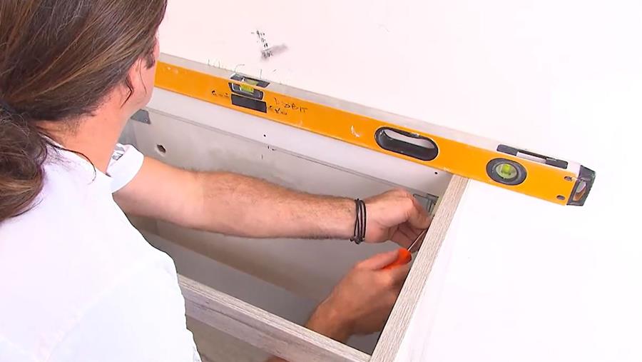 bevestigen wastafelmeubel plaatsen
