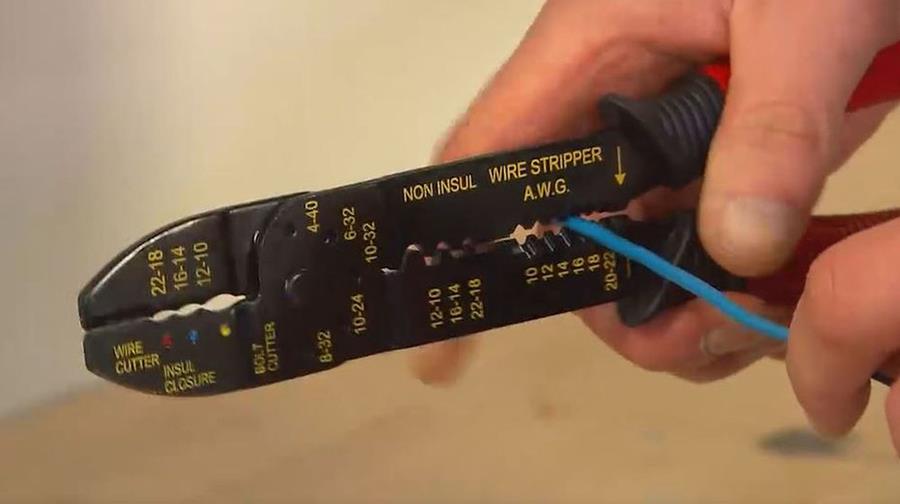 5. Pince à sertir Outils pour travaux électriques