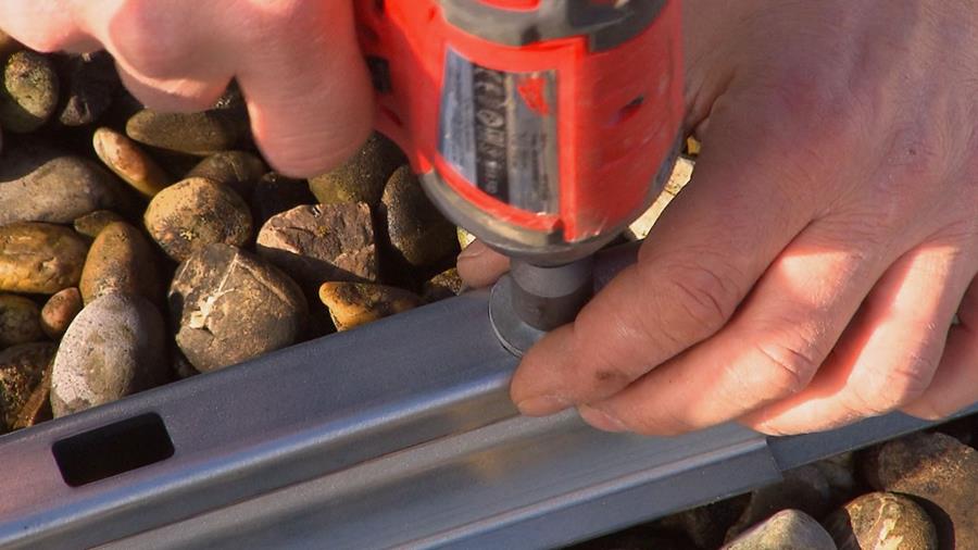 4. Fixer les rails panneaux solaires