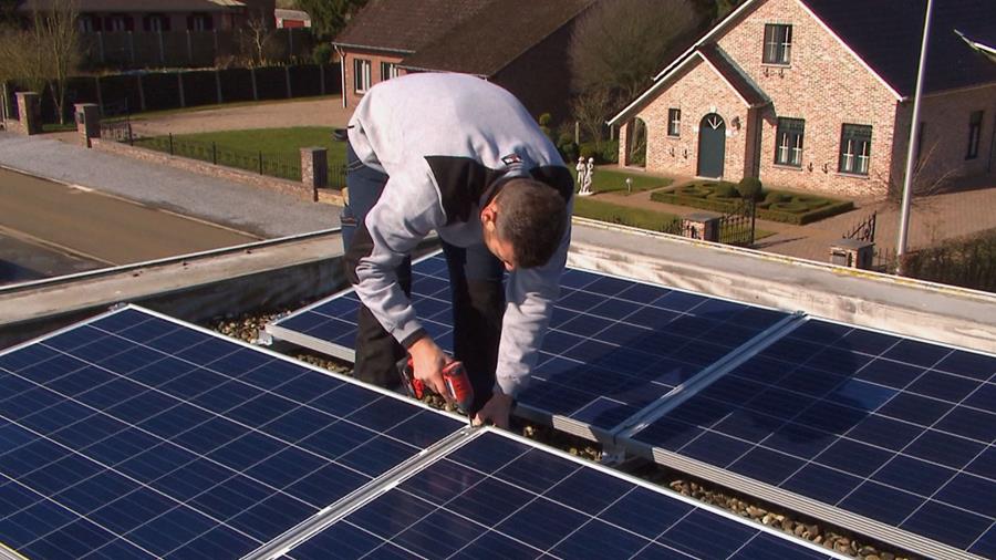 9. Relier zonnepanelen plaatsen