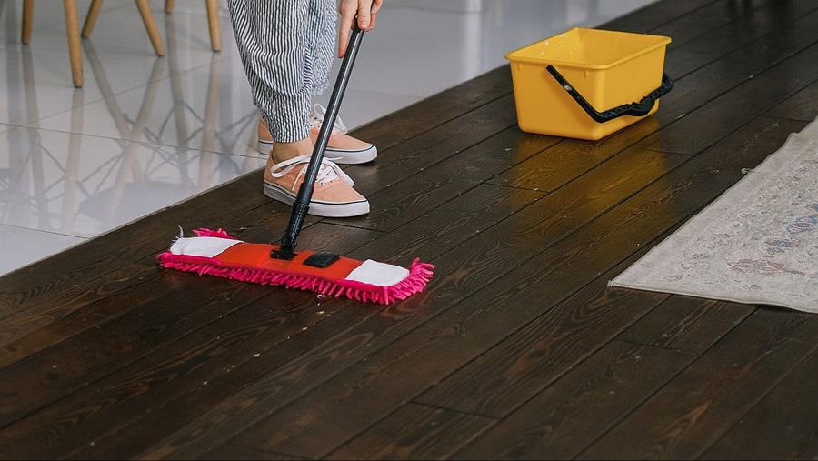 2. reinigen met water vinyl vloer onderhoud