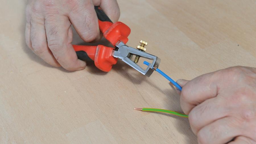 strippen kabelgoten plaatsen elektriciteit