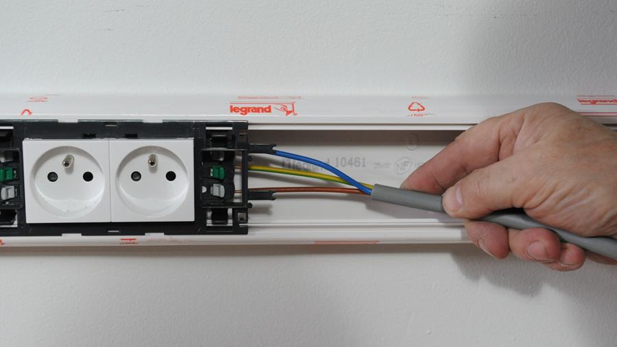 stopcontacten kabelgoten plaatsen elektriciteit