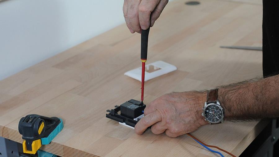 schakelaar kabelgoten plaatsen elektriciteit