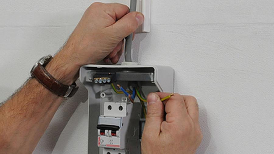 zekeringkast kabelgoten plaatsen elektriciteit