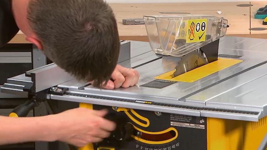 verstellen scie sur table