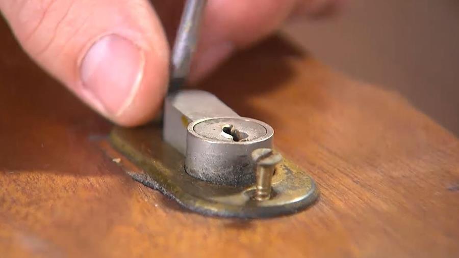 oud beslag voordeur vernieuwen