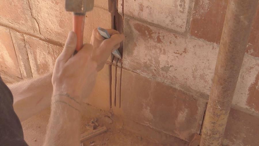 beitelen poser de l'électricité