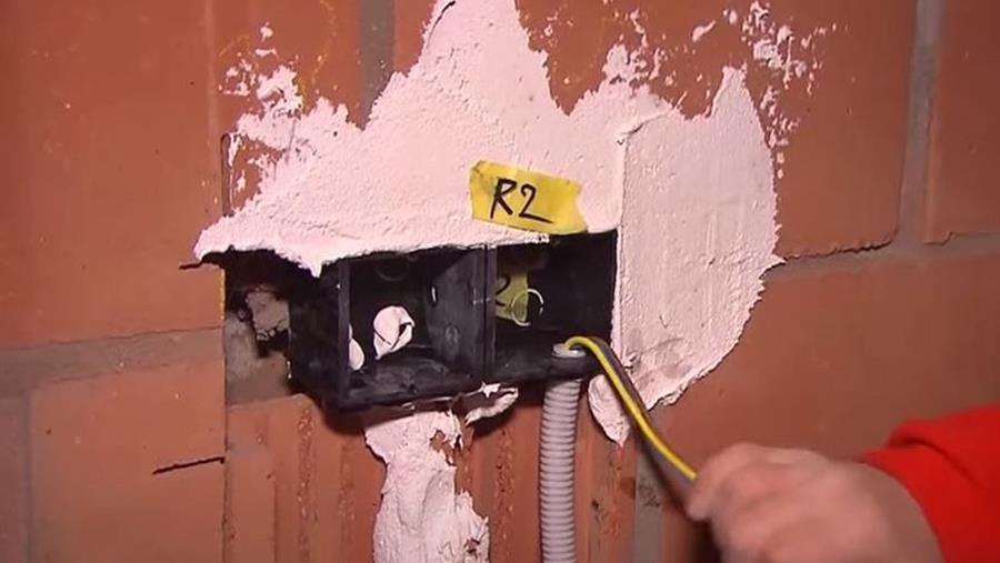 labellen poser de l'électricité
