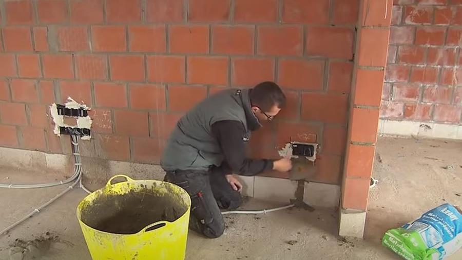 mortel poser de l'électricité