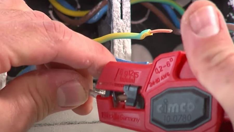 striptang poser de l'électricité