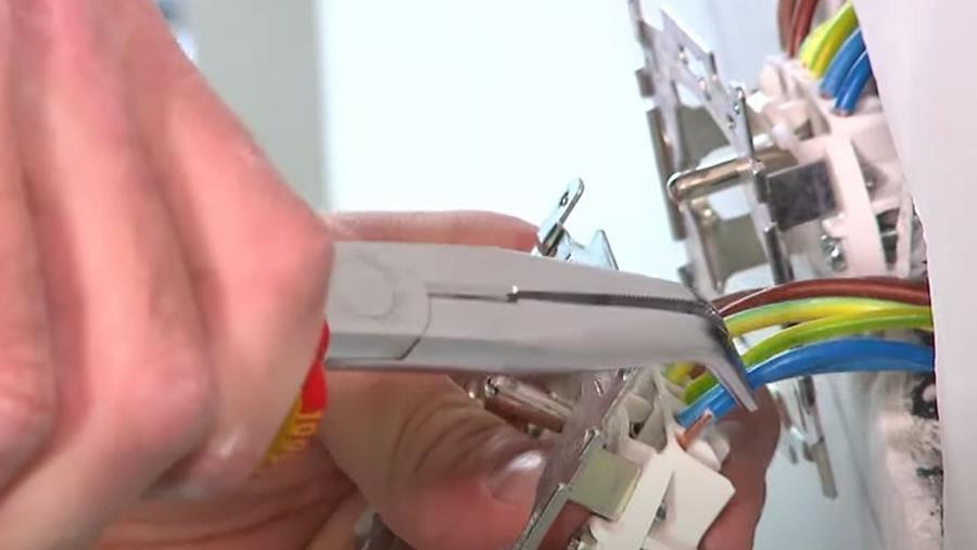 kormbektang poser de l'électricité