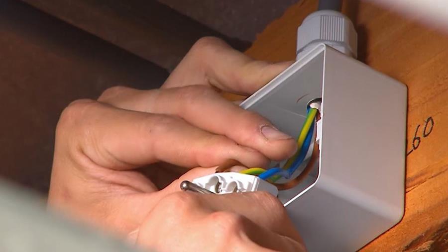 doosjes poser de l'électricité