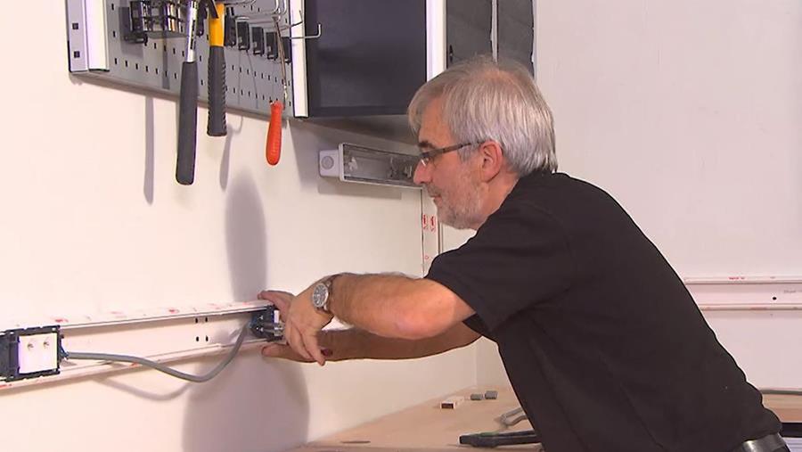 goten poser de l'électricité
