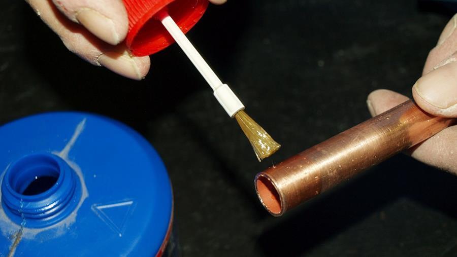 solderen vloeisel aanbrengen