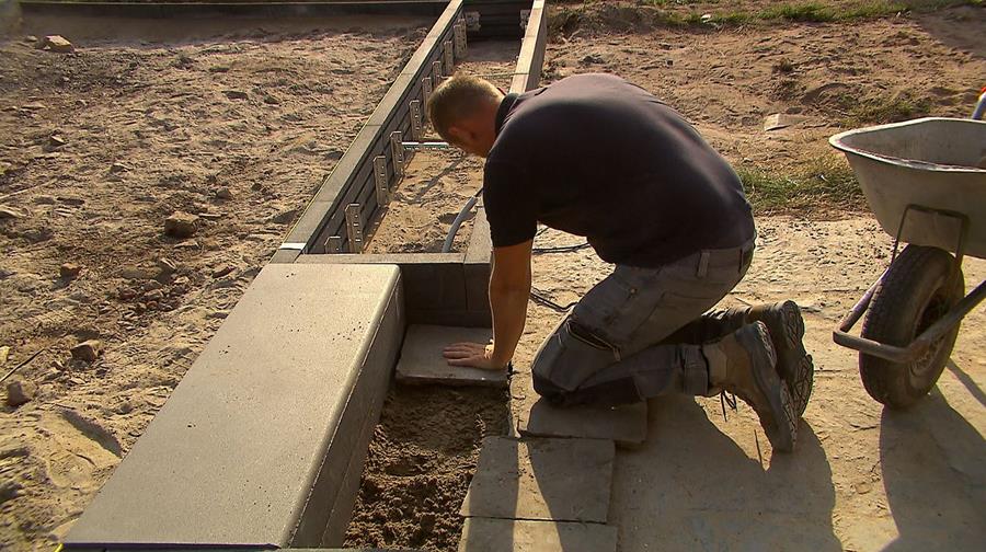 tegels onderaan trap terras