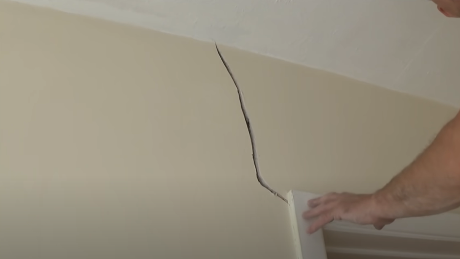 barst in een binnenmuur groot