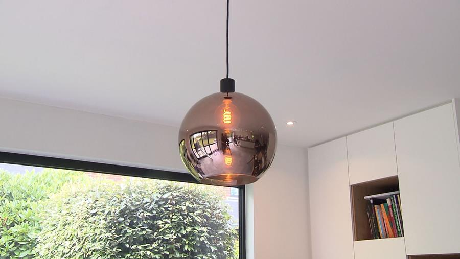 ledarmatuur boven tafel