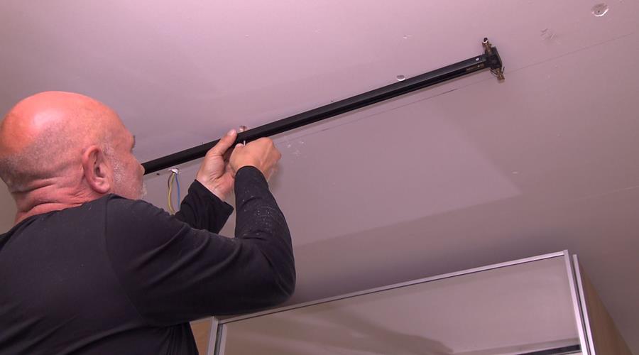rail vastschroeven in plafond