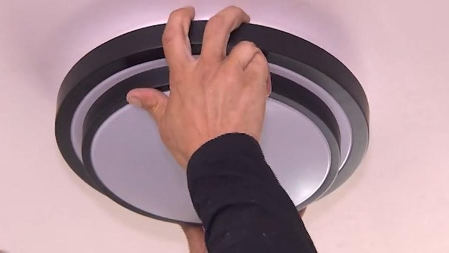 kap op plafondlamp zetten