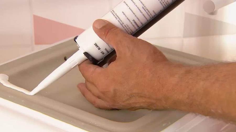 lavabo vastlijmen 1