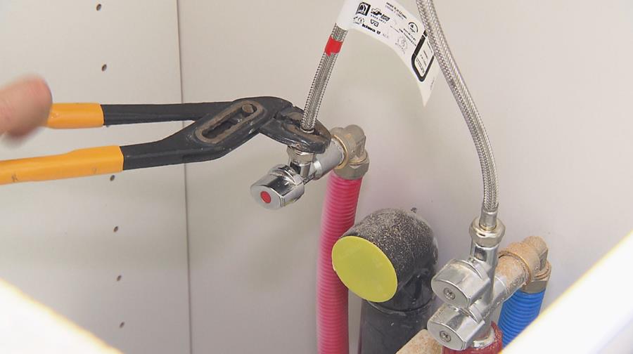 leidingen aansluiten warm water
