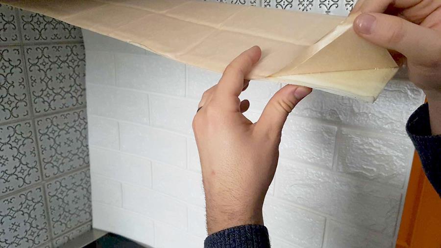 tegelstickers plaatsen spatwand