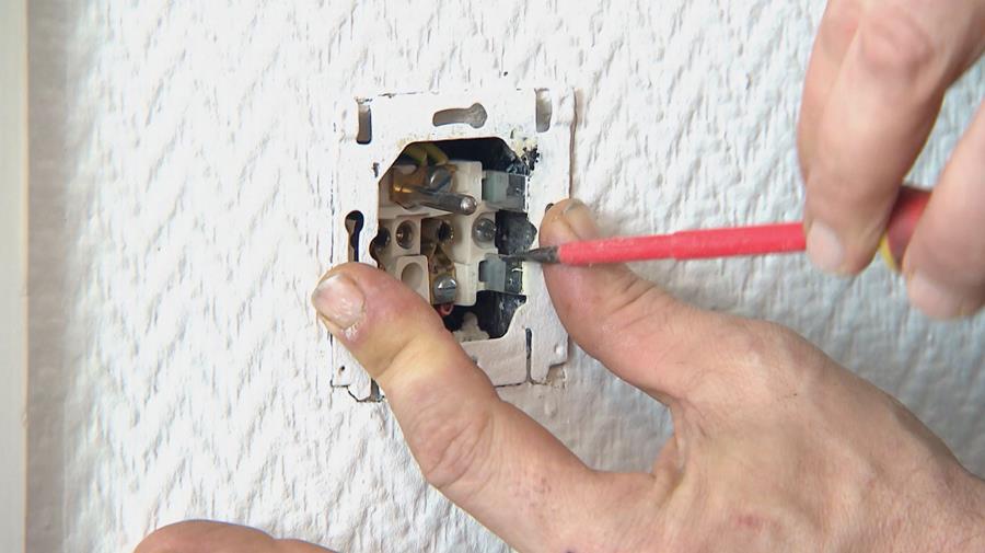 stopcontact terug vastdraaien