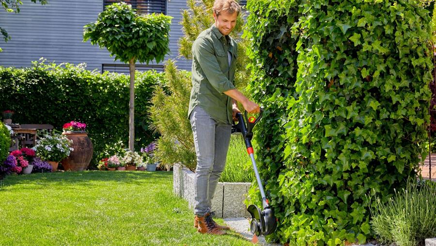 graskanten afdoen met grastrimmer