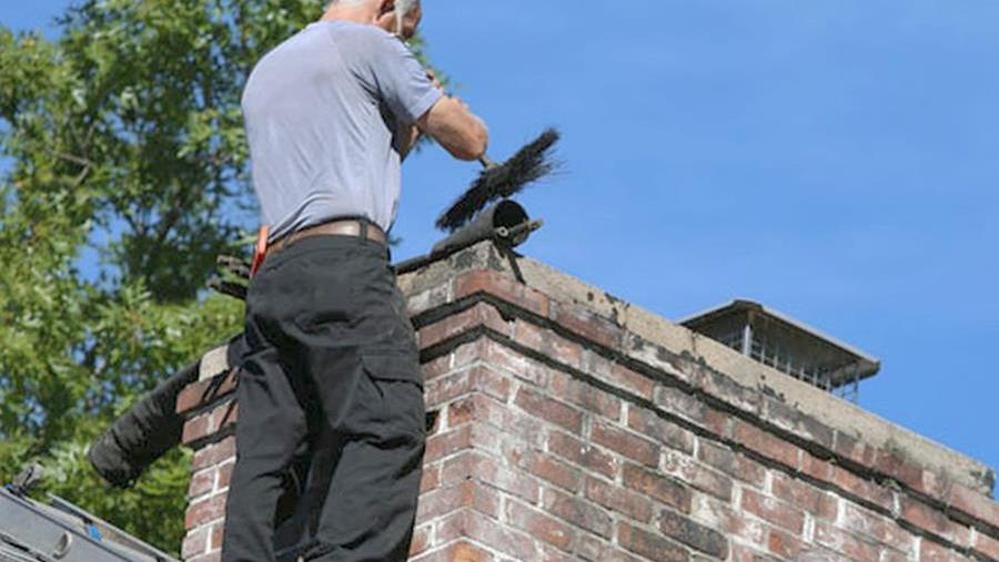 schoorsteenveger aan het werk