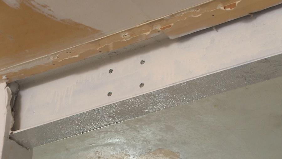 metale steunbalk draagmuur