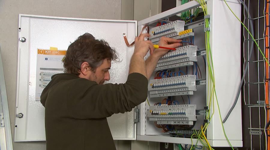 hoe bekabel je een zekeringkast