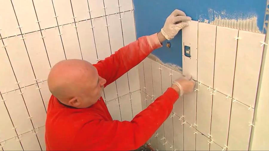 uitsparing gemaakt in de tegels