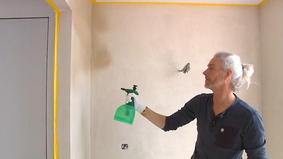 de muur bevochtigen