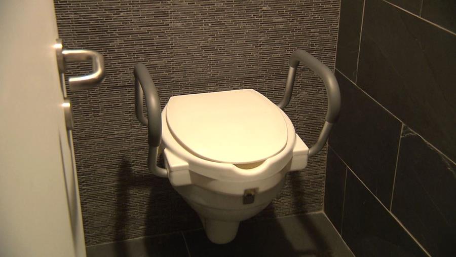 toiletverhoger op toilet