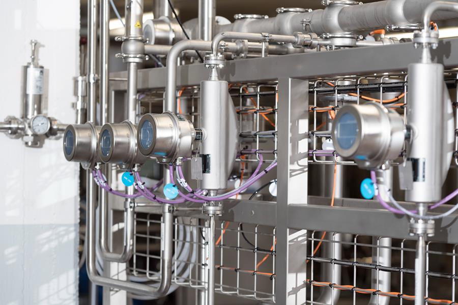 es débitmètres massiques à effet Coriolis peuvent quant à eux mesurer la masse volumique des liquides alimentaires et tous les paramètres dérivés