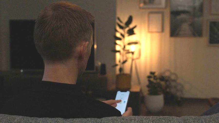 man doet licht aan met telefoon