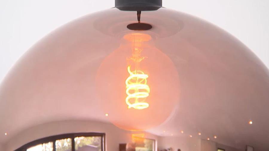 de lamp in de armatuur