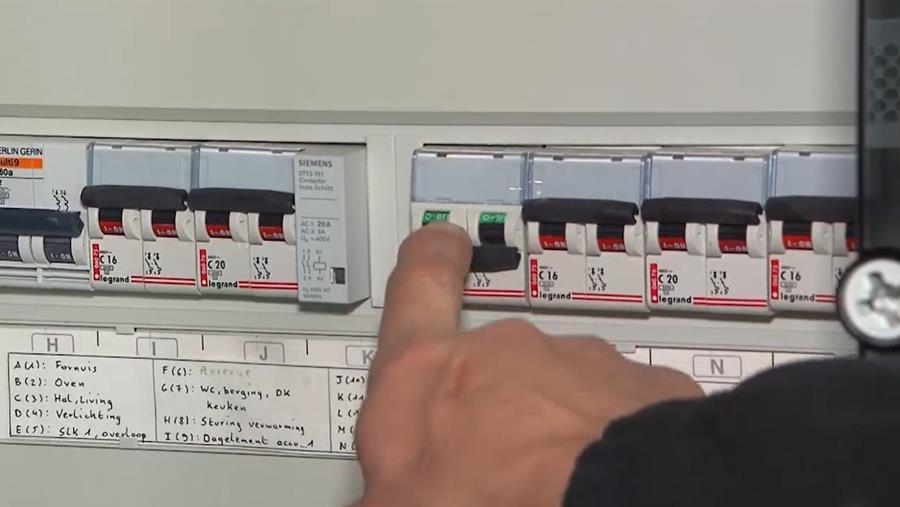 stopcontact in de buut garagepoort automatiseren