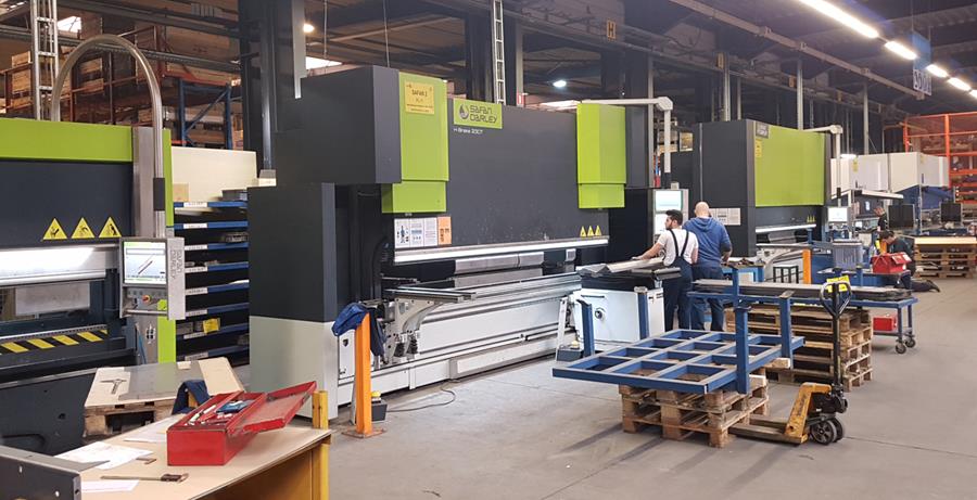 In de plooiafdeling bijvoorbeeld had Jaegerson voor het zware werk &eacute;&eacute;n 230 ton machine. Vandaag kan het bedrijf dat werk spreiden over drie machines