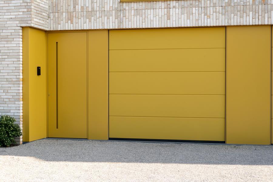 De ruime keuze aan kleuren, afwerkingen en infrezingen maakt van het deurpaneel een bepalend architecturaal element