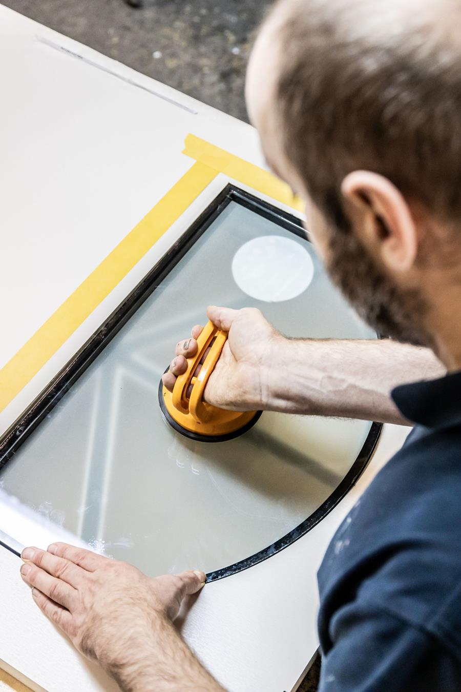 Glasinlages kunnen vervangbaar of permanent worden geïntegreerd en vragen een nauwkeurige positionering en afwerking