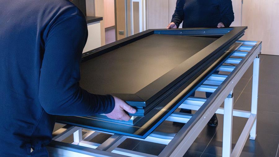 Mechanisch bevestigde deurpanelen winnen terrein als alternatief voor klassieke verlijmde systemen