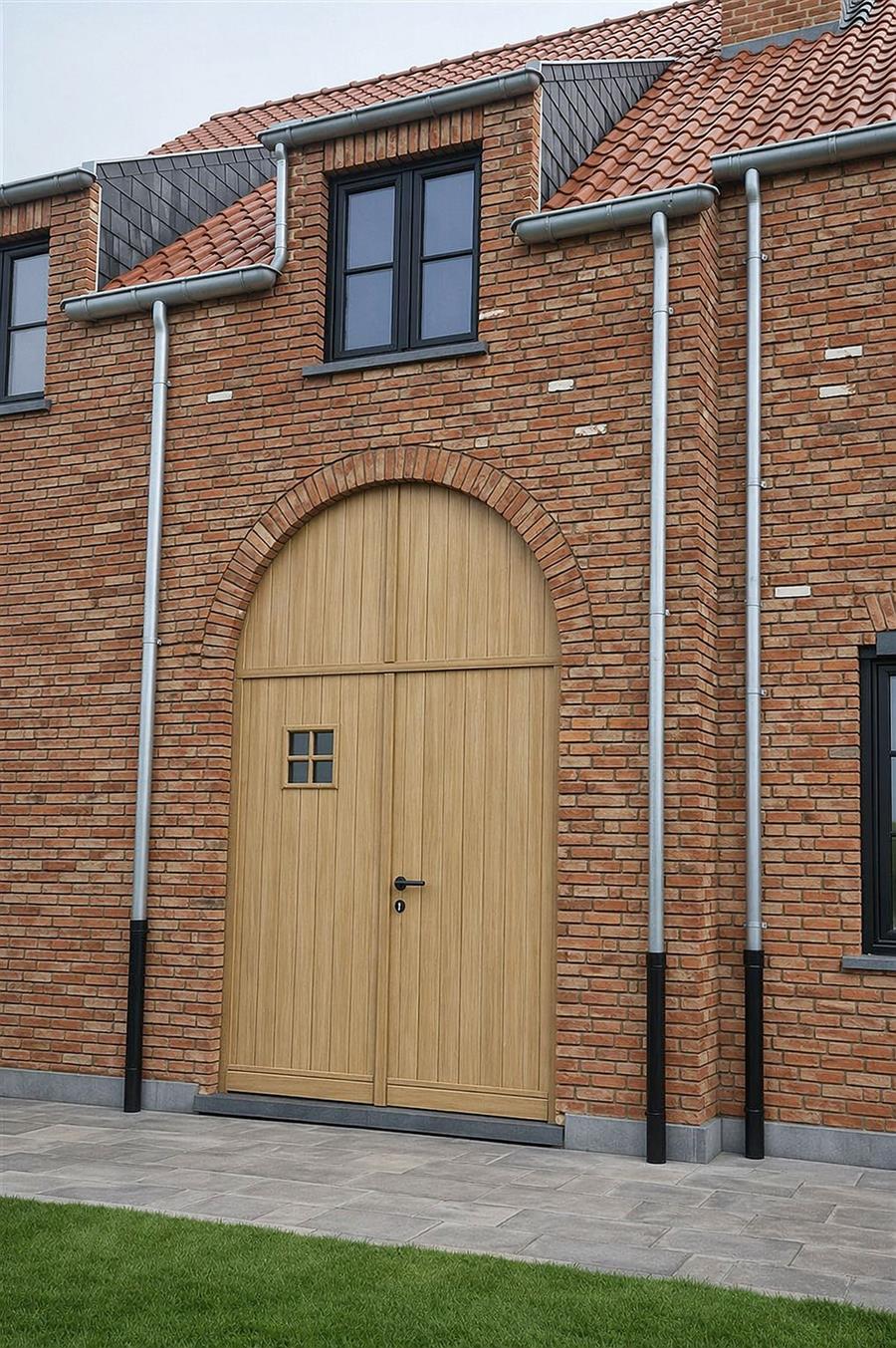 Maatwerk laat toe deurpanelen perfect af te stemmen op niet-standaard gevelopeningen