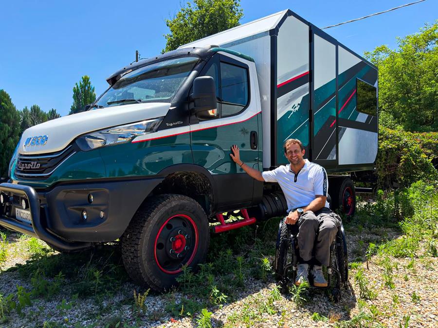 Diego Gastaldi trekt als nieuwe IVECO Brand Ambassador door Europa met een speciaal ontwikkelde Tigrotto 4x4 Special Edition, ontworpen voor maximale autonomie en toegankelijkheid
