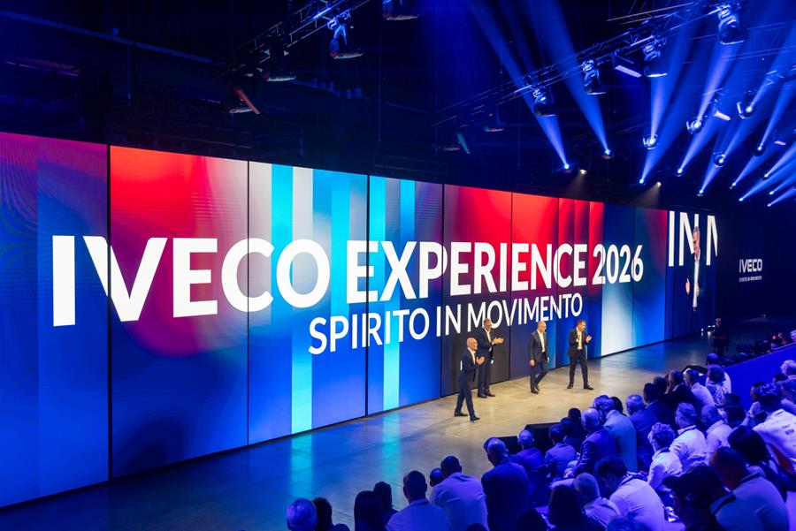 Tijdens IVECO Experience 2026 in Turijn presenteerde IVECO niet alleen zijn vernieuwde voertuiggamma, maar ook een bredere strategie waarmee het zich wil ontwikkelen van constructeur tot volwaardige mobiliteitspartner