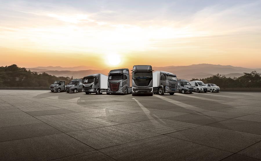 Het vernieuwde IVECO-gamma 2026 omvat lichte bedrijfswagens, distributietrucks, zware vrachtwagens en volledig elektrische modellen. Volgens IVECO vormt het de basis van een bredere strategie waarbij voertuigen, digitale diensten en connectiviteit worden samengebracht in één mobiliteitsecosysteem